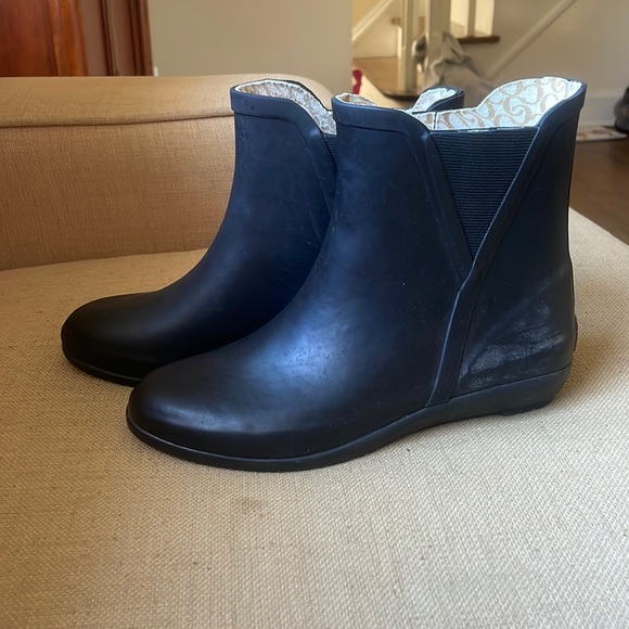 Chooka Chelsea Style Ankle Length Rain Boot - Picture 2 of 5